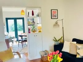 Stylish 2 bed home - Hitchin - parking - near station and parks