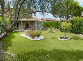NEW ! VILLA with Parking Collective Pools Garden and AC - BENAKEY, Hotel in Cannes