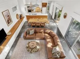 Hitchcock Getaway Central Barwon Heads, Sleeps 6, Walk to beach, shops, cafes