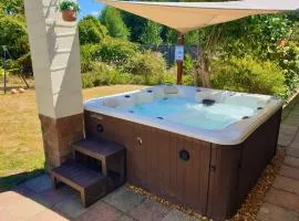 Lions Lodge- Great location with hot tub