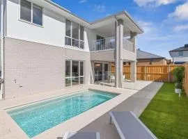 Yellow door pool retreat, 5 bedroom, 3 bathroom, heated pool, sleeps 12, close to adventure park, wineries, Bellarine Peninsula