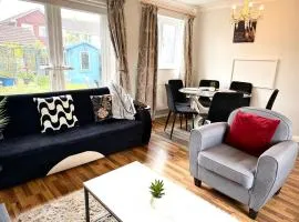 Spacious 3 Bedroom House Sleeps 7 Free Parking