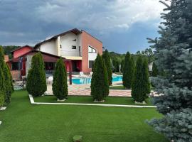 Red house pool & jacuzzi, hotel din Ocniţa
