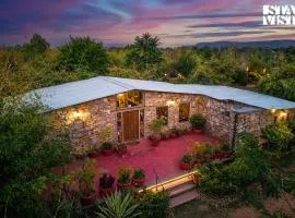 StayVista at Mulberry Tree House with Lawn, BBQ