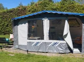 Ingerichte caravan met voortent op camping Westenenk