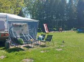 Ingerichte caravan met voortent op camping Westenenk