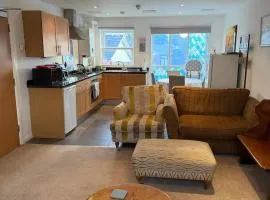 Cosy, Sleeps 6, First floor, Parking, Beautiful market town, Llani