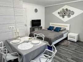 Lake & Park 3-Room Apartment