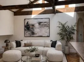 Luxury Central Penthouse with Parking | Sleeps 6.