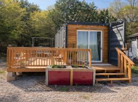 Stylish Container Home near 3 lakes and wineries, hotel di Azle