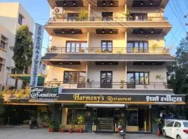 Hotel Santoor - Geeta Bhawan Square