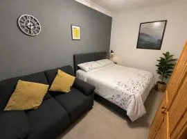 Cosy Private Getaway with Own Patio & Shower Room