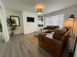 Cottage - Sleeps 6 - Garden - Parking - Riverside