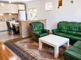 Udoban porodični apartman ViS Raška, 80m2, parking, bašta, hôtel à Raška