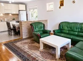 Udoban porodični apartman ViS Raška, 80m2, parking, bašta