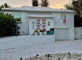 Walk to Siesta Key Beach - Family & Pet Friendly - Private Saltwater Pool - Fenced Yard -Gourmet WOLF Subzero Kitchen -Garage -Close to Restaurants Shops-Aylees Private Beach House