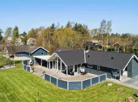 Four-Bedroom Holiday Home In Vaggerlose