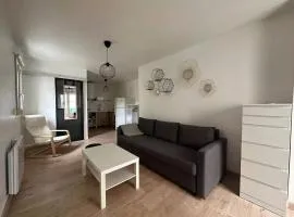 Studio with Terrace near RER A and L to Paris & La Défense