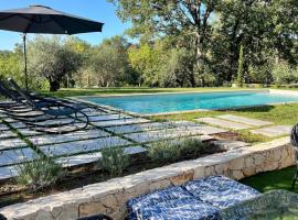 Villa avec piscine privée Profitez du calme et du soleil، فندق في غريمو
