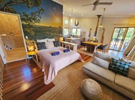 Boutique Studio with Fireplace, near Noosa & Eumundi Market, hotelli kohteessa Doonan