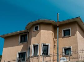 Kolsay Tanbalytas Villa, hotel a Kolʼbastau