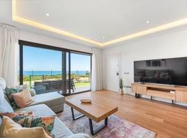 Golf Front & Gibraltar Views Apartment by Caseo, Hotel in Alcaidesa