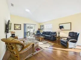 Cozy Courtyard Villa with Pool in De La Vista