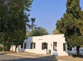 Cypress Cottage - The Old House at River Bend, hotel din Graaff-Reinet