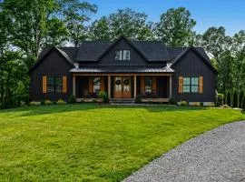 The Golden Retreat-New Luxury Lake Home-Sleeps 14