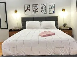 Flamingo Grove, Vibrant Studio #211, Downtown, AC