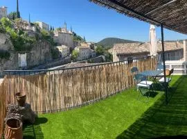 Studio et terrasse avec vue sur la veille ville
