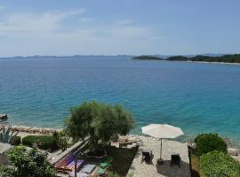 Big Family House with Beach Access, hotel en Ždrelac