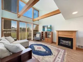 Putters Paradise Stylish 1BR Golf Course Apartment with Scenic Views