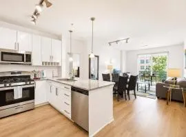 Modern Apt Downtown with Pool