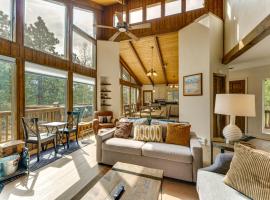 4 Mi to Angel Fire Resort: Retreat w/ Hot Tub, hotel em Angel Fire