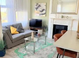 Large 3 bed 2 bath modern apartment
