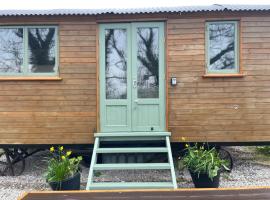 Cosy Shepherd Huts near Newborough Forest Anglesey, отель в городе Gaerwen