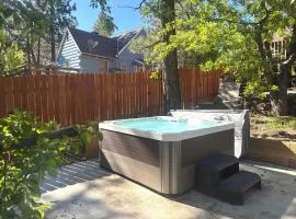 Chalet Des Ours -Comfortable and spacious home with WIFI! Close to everything!