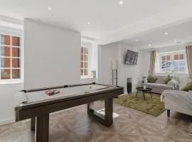 Sleeps 7, 5 beds sofa bed, parking, pool table, Full kitchen, Games, King beds