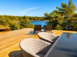 Modern Scandinavian cabin by the sea, calm, private setting, 50m to ocean