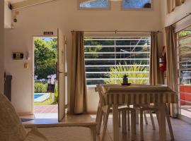 Cabañas Aires del Sur, con gran parque y pileta, hotel en Chascomús