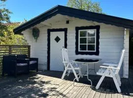 Mysig stuga i lugnt villaområde med eget badrum och kök i huvudbyggnadens källare