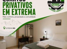 Office Hostel CENTRO Hospedagem climatizada para empresas Quartos privativos emitimos nota fiscal 24 h, hótel í Extrema