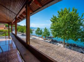 Shiroka Stays, hotel a Široka
