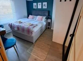 Cosy guest room in a family home with private bathroom and free parking