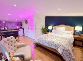 Oak View Lodge: Cosy, Countryside Retreat โรงแรมในMaybole