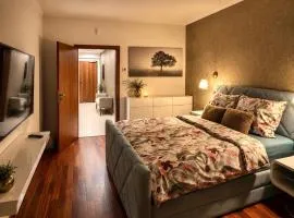 GARDEN TOWERS BOUTIQUE APARTMENT with FREE PARKING