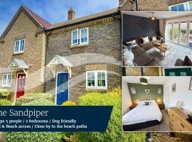 The Sandpiper - Part of the The Bay Filey Holiday Village with pool, gym and direct beach access, pub, restaurant, tennis and meadows walks, Hotel in Reighton