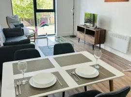 Modern 2BR Sleeps 4 Easy Access to City Centre