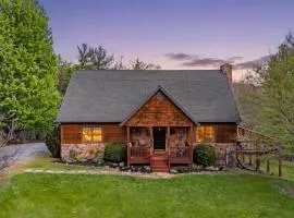 Mountain Retreat w Hot Tub Grill Deck & More